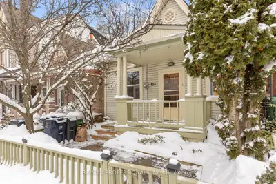 Att/Row/Townhouse in Toronto