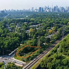 Bayview Ave & Nesbitt Dr Avenue, Toronto C11, ON M4W 2G3