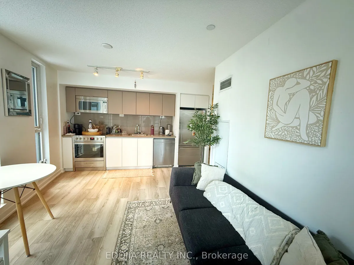 75 Queens Wharf Road 617, Toronto C01, ON M5V 0J8