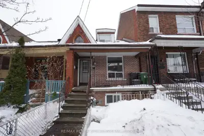 Att/Row/Townhouse in Toronto