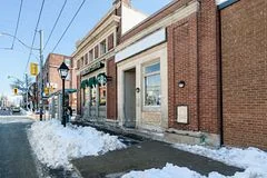 945 College Street, Toronto C01, ON M6H 1A6