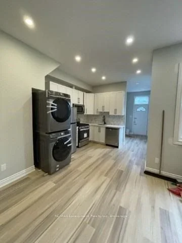 118 Sackville Street MAIN, Toronto C08, ON M5A 3E7
