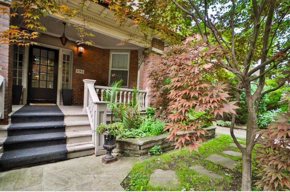 494 S Summerhill Avenue Main, Toronto C09, ON M4W 2E5