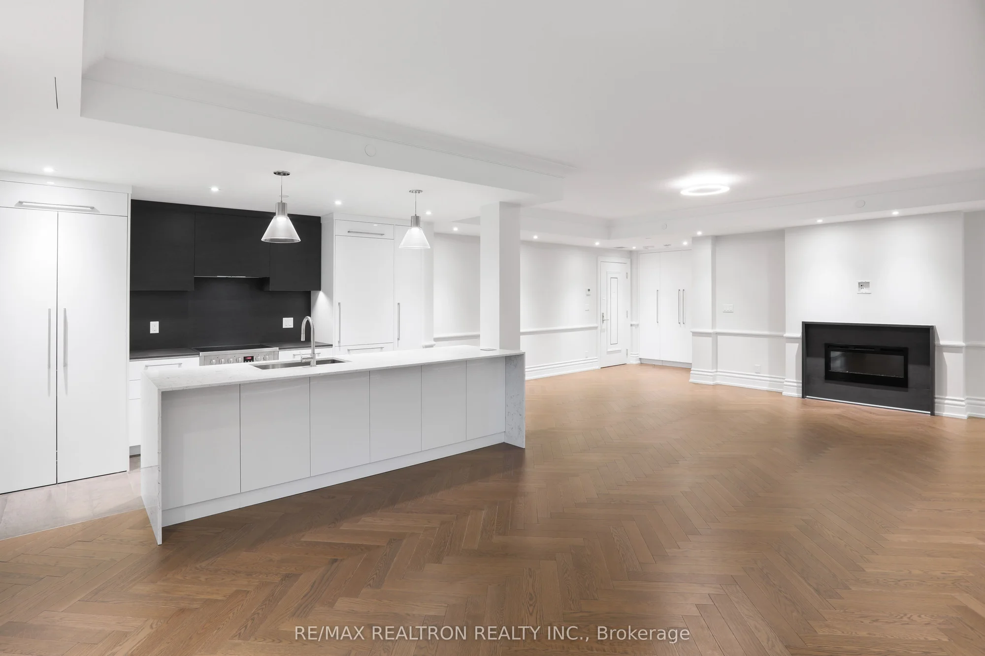 2 Clarendon Avenue 208, Toronto C02, ON M4V 1H9