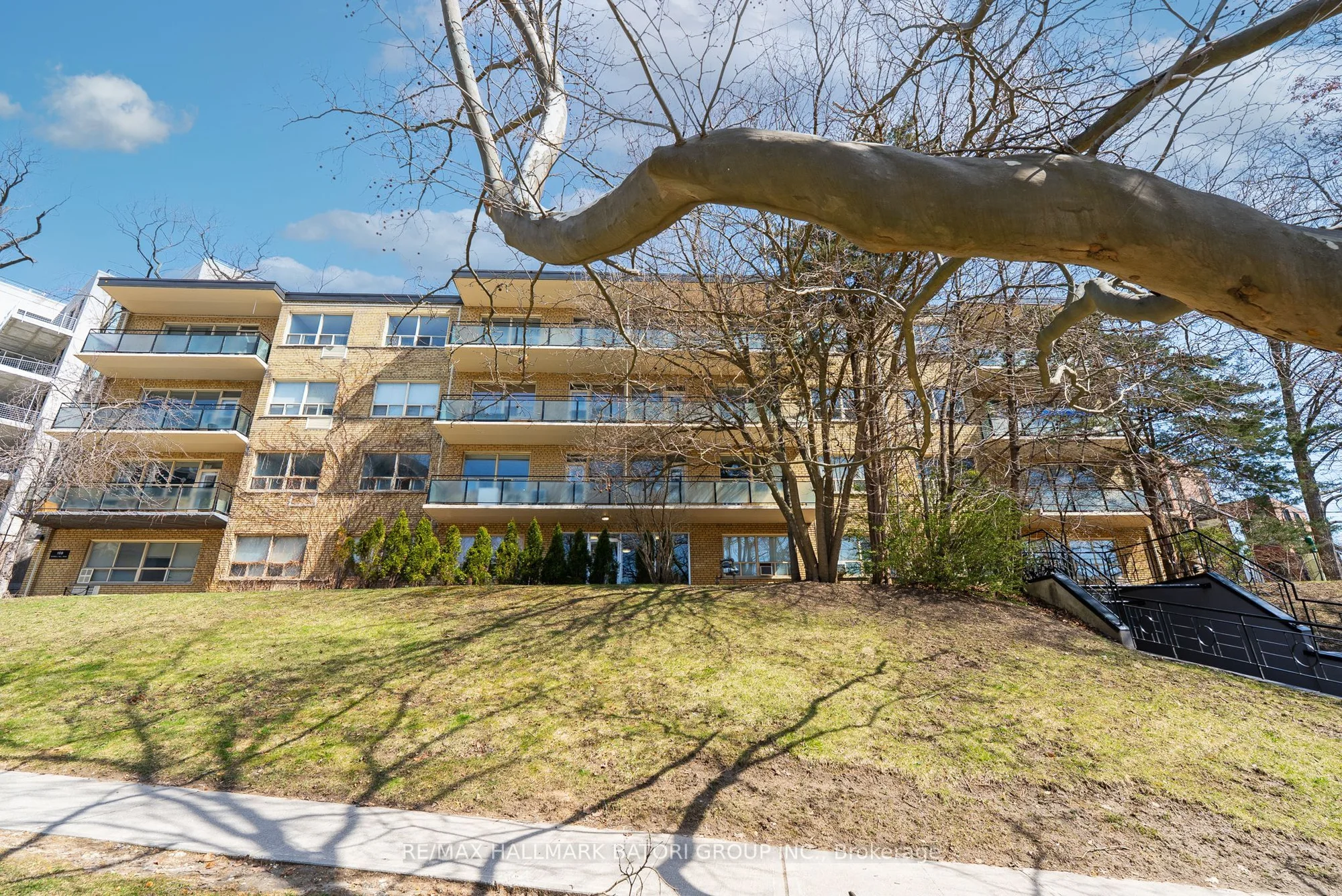 159 Russell Hill Road 403, Toronto C02, ON M4V 2S9