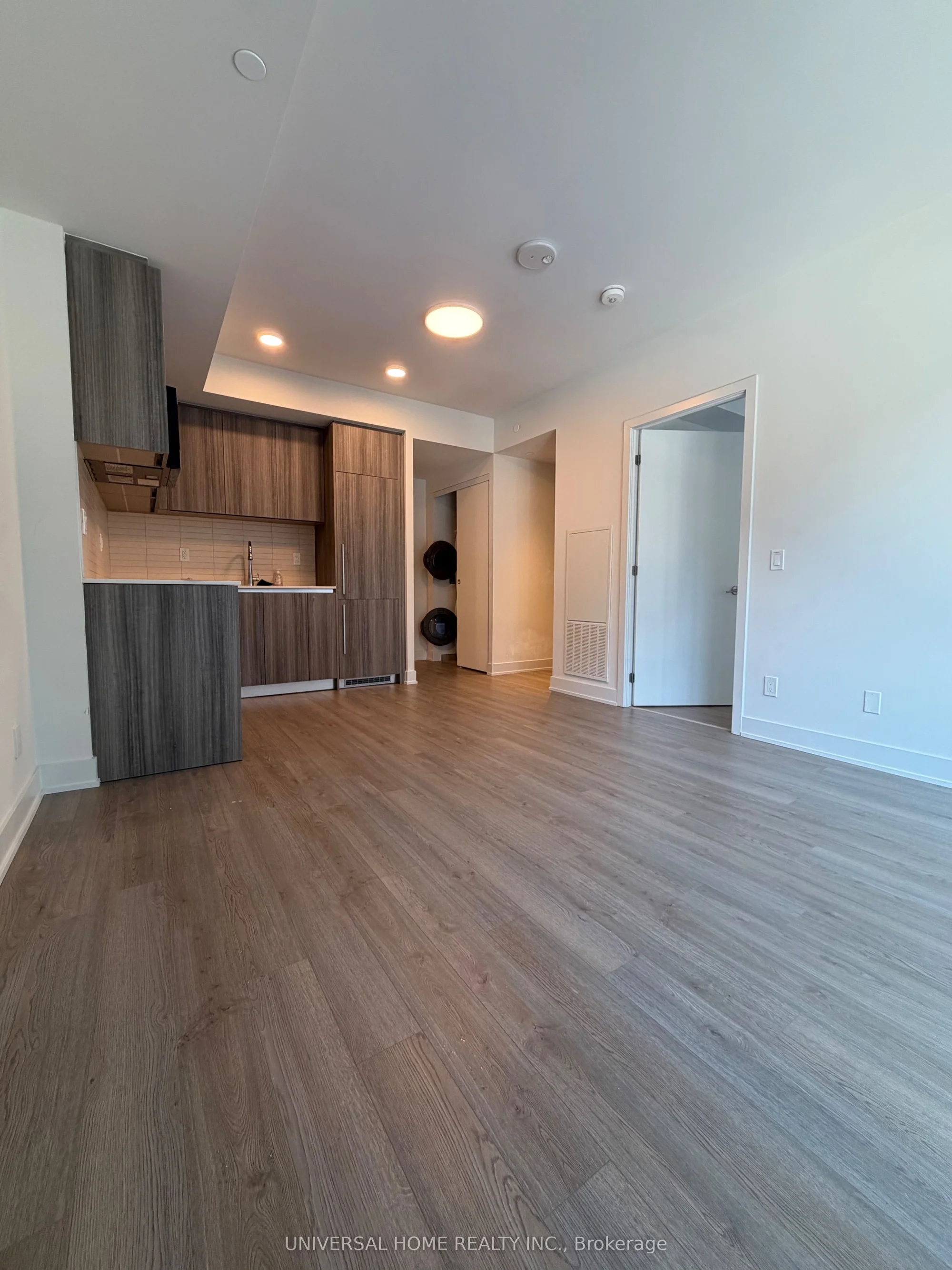8 CUMBERLAND Street N 905, Toronto C02, ON M4W 0B6