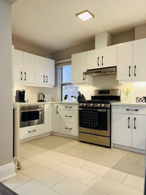 487 Clinton Street 2nd Floor, Toronto C02, ON M6G 2Z3