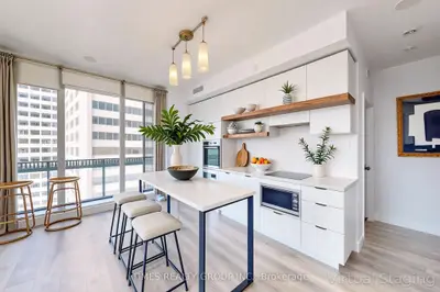 8 Eglinton Avenue E 1002, Toronto C10, On M4p 0c1