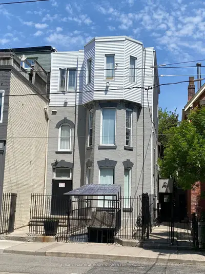 206 Carlton Street B103, Toronto C08, ON M5A 2L1