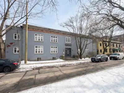 15 Gore Vale Avenue, Toronto C01, On M6j 2r5