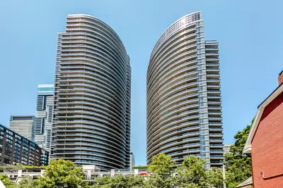 21 Carlton Street 902, Toronto C08, ON M5B 1L3