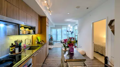 90 Queens Wharf Road 706, Toronto C01, On M5v 0j4