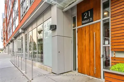 21 Nelson Street 820, Toronto C01, On M5v 3h9