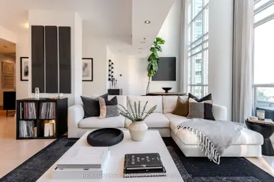 21 Nelson Street Lph22, Toronto C01, ON M5V 3H9