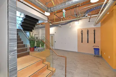243 College Street 400/500, Toronto C01, ON M5T 1R5