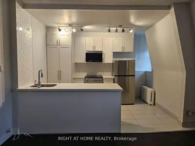 72 Wellesley Street E 203, Toronto C08, ON M4Y 1H2