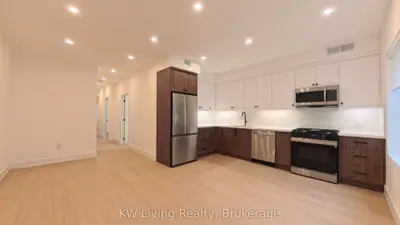 712 Eglinton Avenue E 101, Toronto C11, ON M4G 2K7
