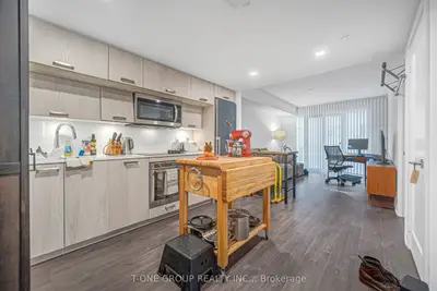 50 Mccaul Street 513, Toronto C01, On M5t 1v9