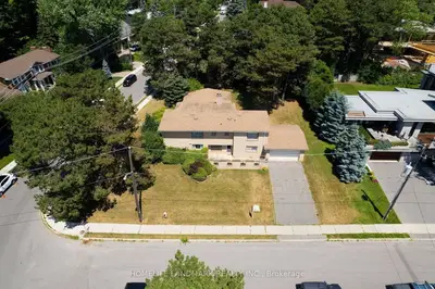 2 Royal Oak Drive, Toronto, On M3c 2m2