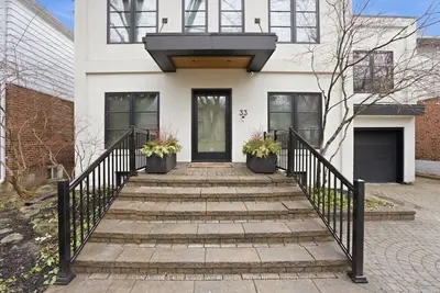 33 Nesbitt Drive, Toronto, On M4w 2g2