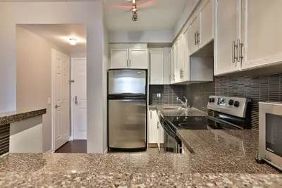 284 Bloor Street W 704, Toronto C02, On M5s 3b8