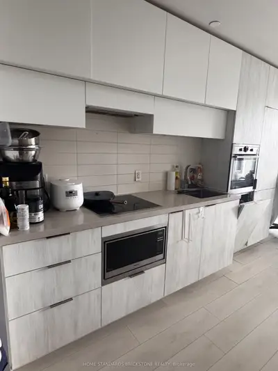 8 Eglinton Avenue E 1101, Toronto C10, ON M4P 0C1