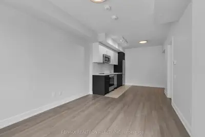 664 Spadina Avenue 205, Toronto C01, ON M5S 2H7