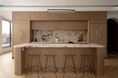32 Rowanwood Avenue Fourth Level, Toronto C09, On M4w 1y7