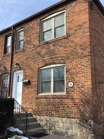 40 Crofton Road, Toronto C11, On M4g 2b4