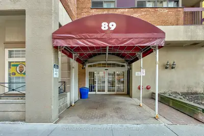 89 Mccaul Street 715, Toronto C01, On M5t 2x3