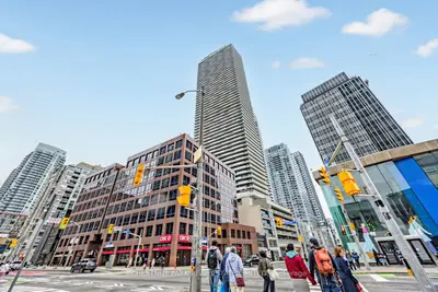 2221 Yonge Street 3010, Toronto C10, On M4s 2a8