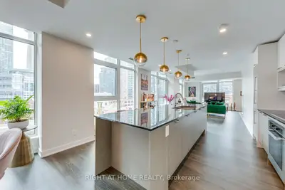 30 Nelson Street 807, Toronto C01, On M5v 0h5