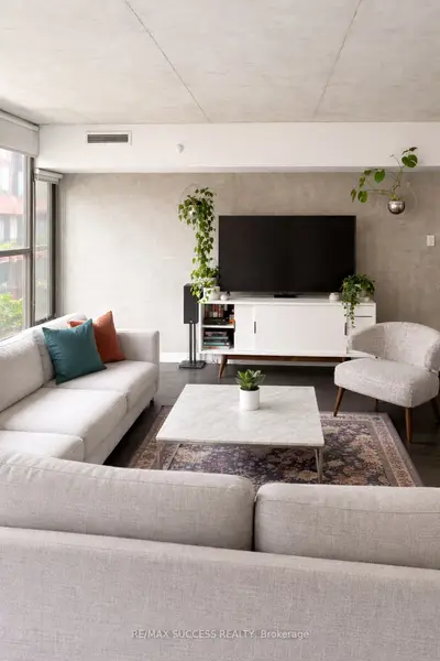 25 Oxley Street 310, Toronto C01, On M5v 2j5