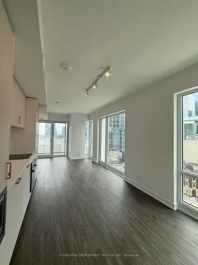 88 Queen Street 1010, Toronto C08, On M5c 0b6