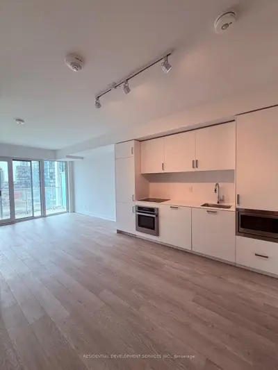 88 Queen Street 1108, Toronto C08, On M5c 0b6