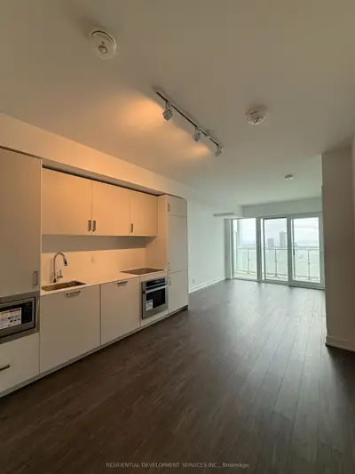 88 Queen Street 4009, Toronto C08, On M5c 0b6