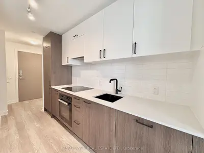5 Quarrington Lane 1802, Toronto C13, On M3c 0s5