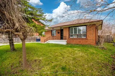16 Faith Avenue, Toronto C06, On M3h 1w3