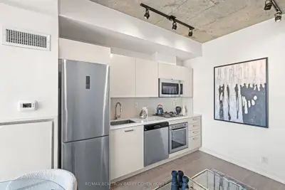 39 Brant Street 904, Toronto, On M5v 0m8