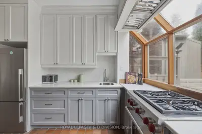 18 Tranby Avenue, Toronto C02, On M5r 1n5