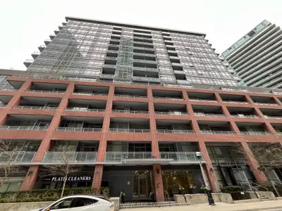15 Bruyeres Mews Drive 1011, Toronto C01, On M5v 0a7