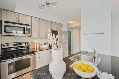 801 Sheppard Avenue W 608, Toronto C06, On M3h 0a8