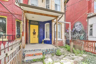 15 Kensington Avenue, Toronto, On M5t 2j8