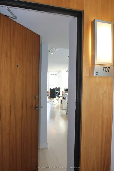 75 Queens Wharf Road 707, Toronto C01, On M5v 0j8