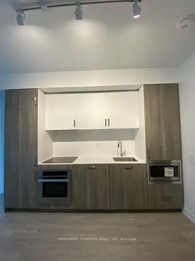 88 Queen Street E 1715, Toronto C08, On M5c 0b6