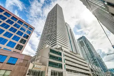 2221 Yonge Street 5703, Toronto C10, On M4s 2b4