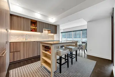 19 Bathurst Street 811, Toronto, On M5v 0n2