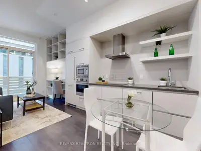 2221 Yonge Street 213, Toronto C10, On M4s 0b8