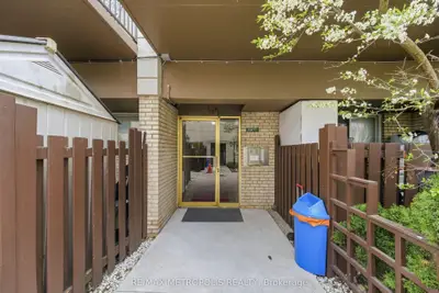 5877 Bathurst Street 205, Toronto, On M2r 1y7