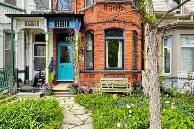 58 Nassau Street, Toronto, On M5t 1m2